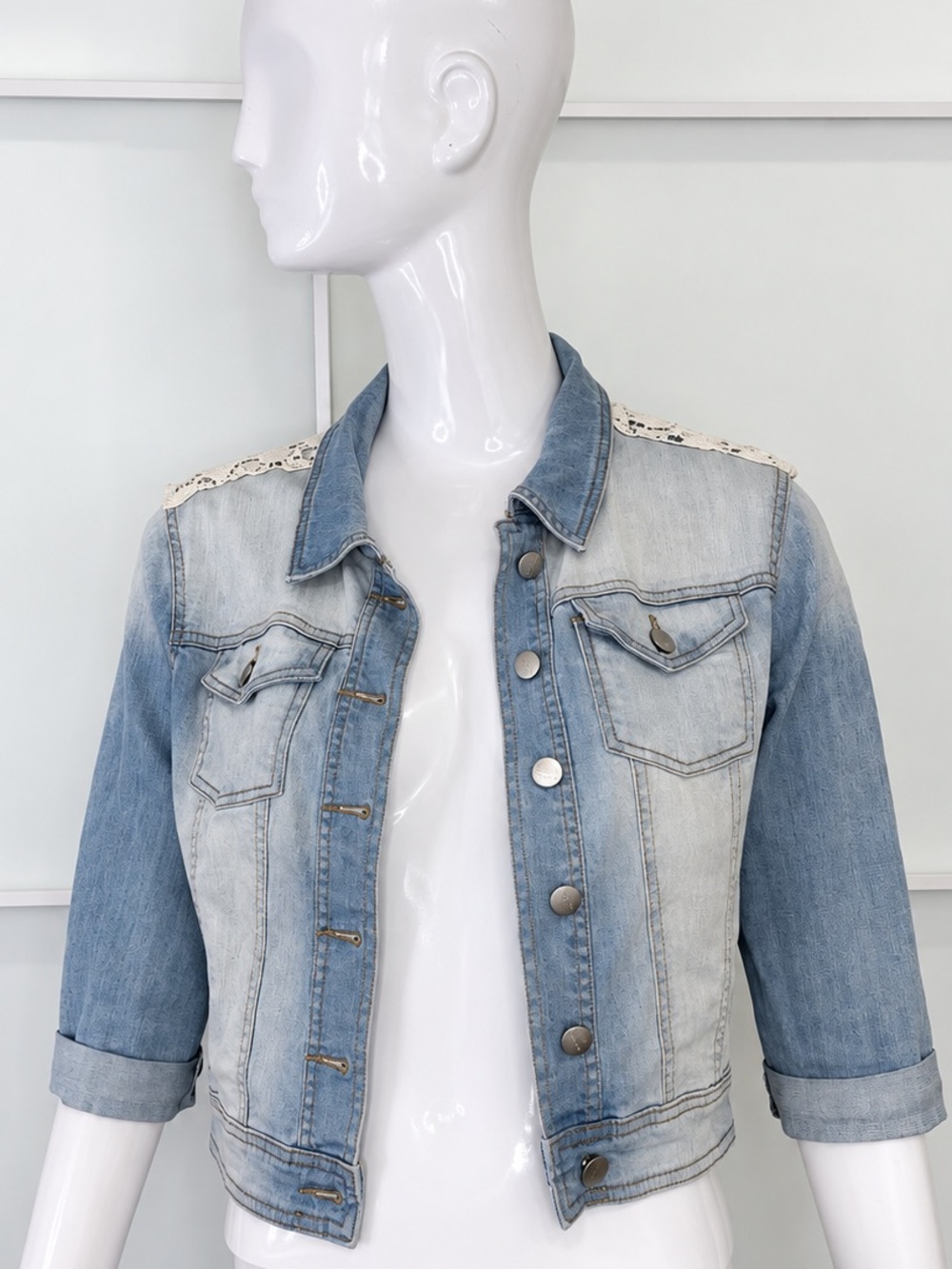 LIQUID JEANS Light Wash Denim Jacket Crochet Feminine Lace Back 3/4 Sleeve Large